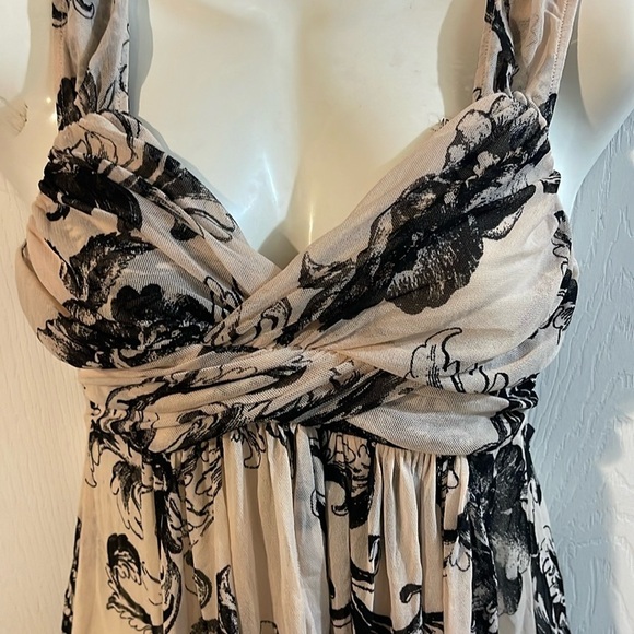 Express Black and Cream Floral Blouse - Picture 4 of 8